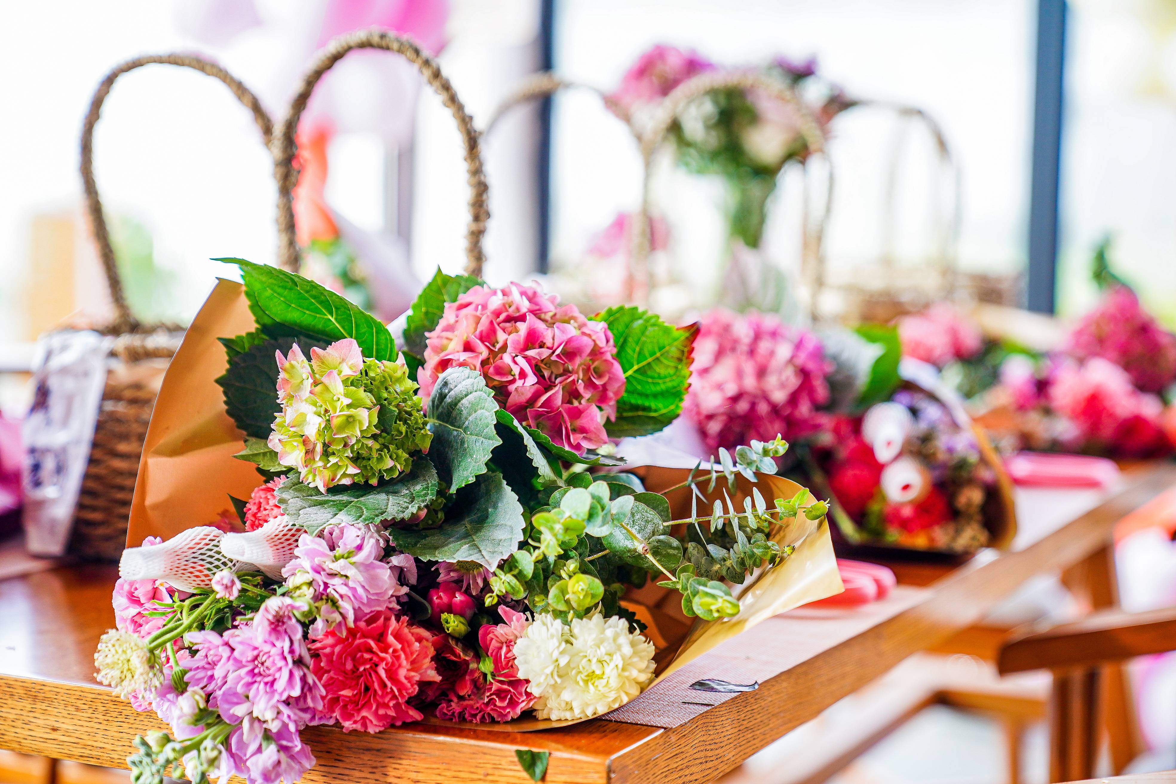 某單位三八節(jié)春游插花活動(dòng)